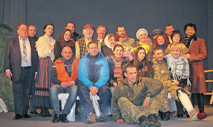 Після вистави поранені бійці з військового госпіталю й волонтери залюбки сфотографувалися з акторами Дніпропетровської російської драми. Фото автора